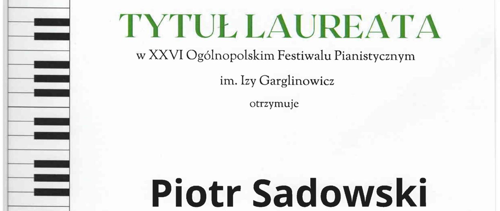 białe tło, niebieskie napisy, zdjęcie Izy Garglinowicz XXVI Ogólnopolski Festiwal Pianistyczny im. Izy Garglinowicz w Olsztynie, tytuł laureata, Piotr Sadowski, Olsztyn 6-7 marca 2026

