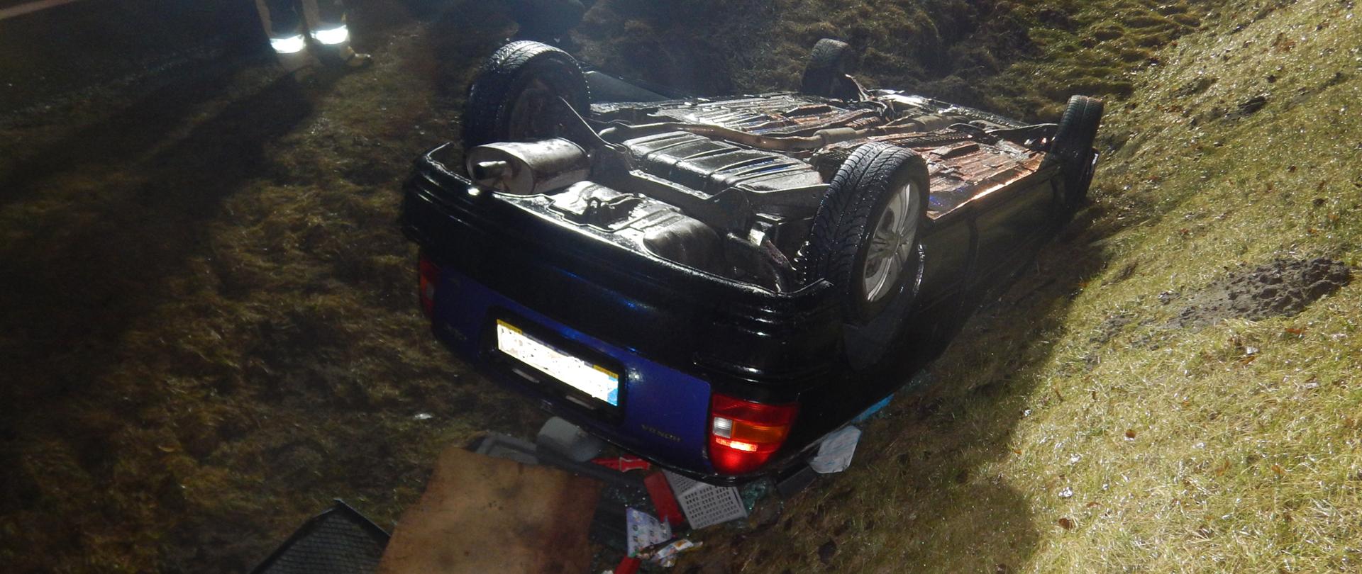 Zdjęcie przedstawia samochód po zdarzeniu.