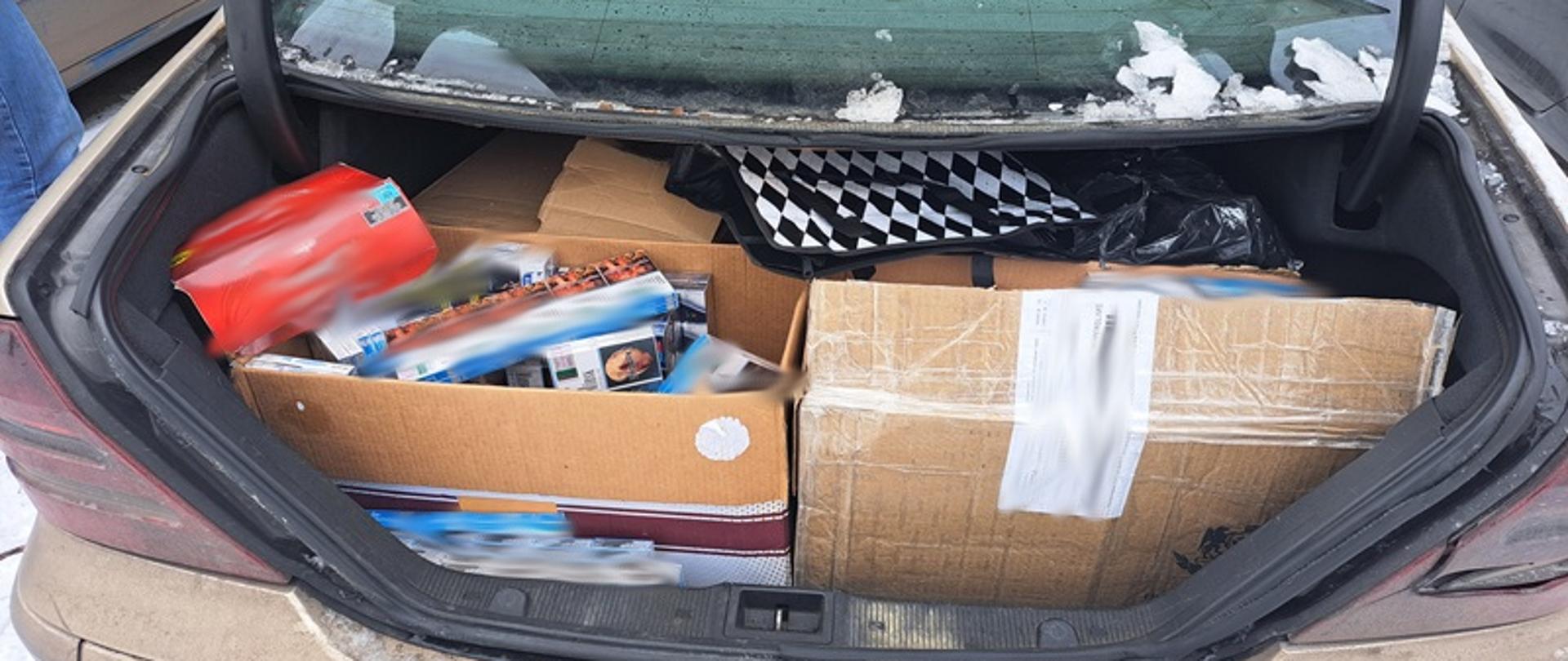 Paczki papierosów w bagażniku auta.