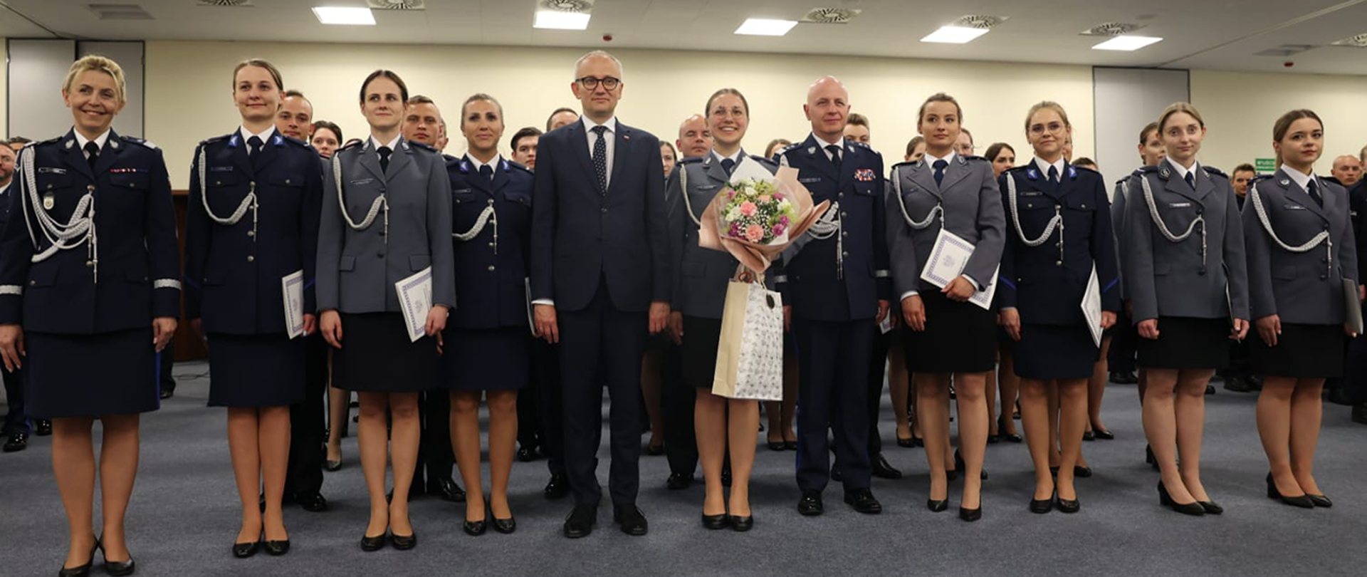 Zdjęcie grupowe z wiceministrem Błażejem Pobożym. 