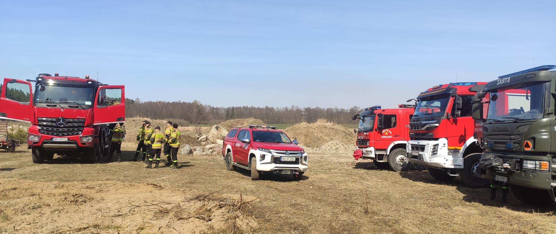 Strażacy podczas odprawy przygotowyjącej do jazdy w terenie