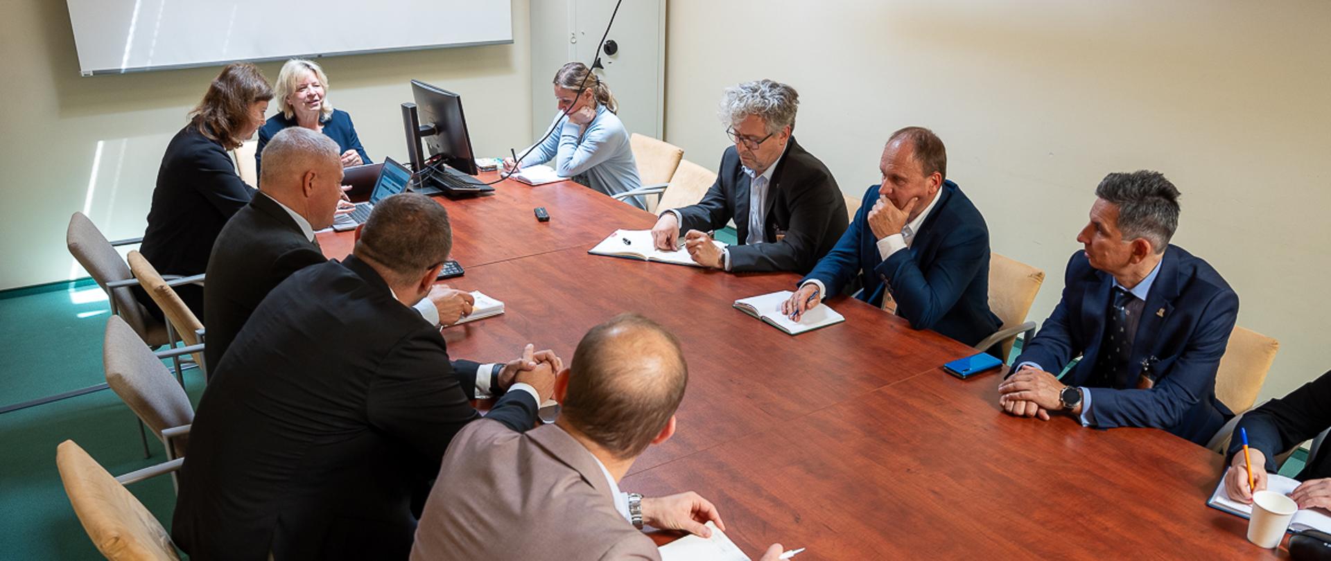 Aleksandra Szelągowska zast. dyr. Departamentu Budżetu podczas spotkania z przedstawicielami firm ubezpieczeniowych (fot. MRiRW)