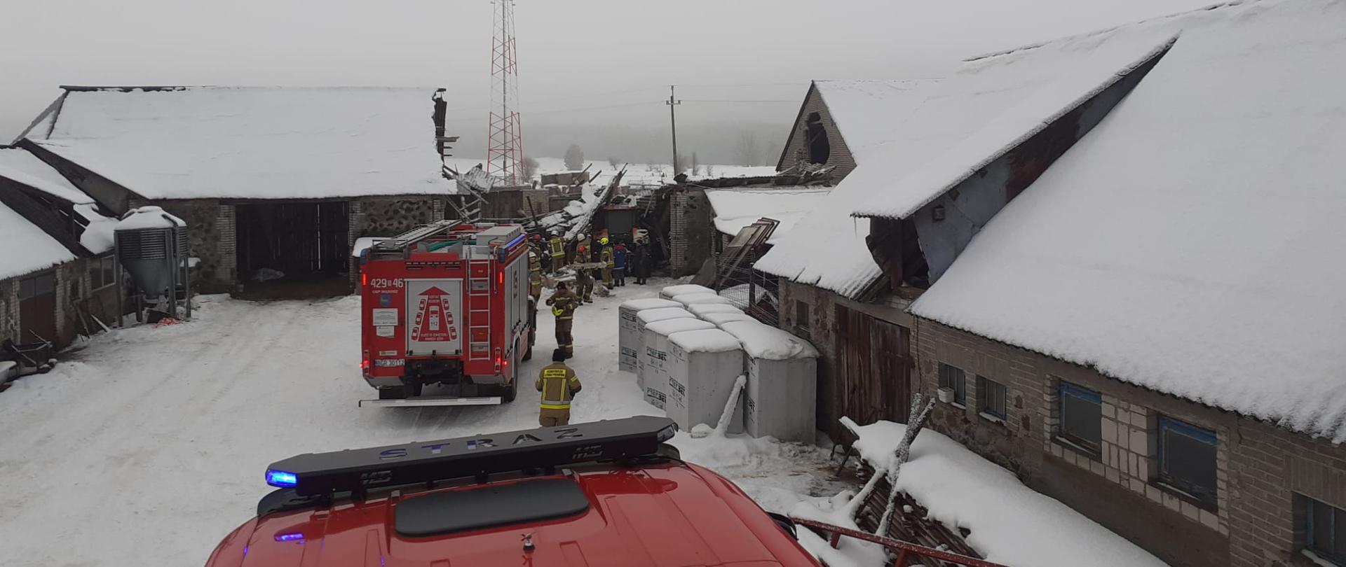 Zawalony dach stodoły w Sulewie-Prusach gm. Wąsosz