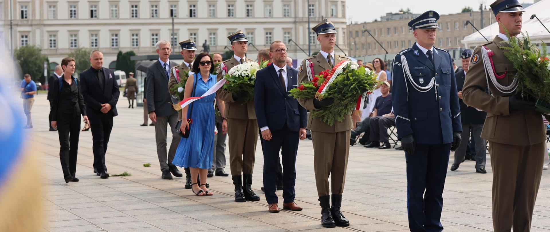Na zdjęciu widać kobiety i mężczyzn
