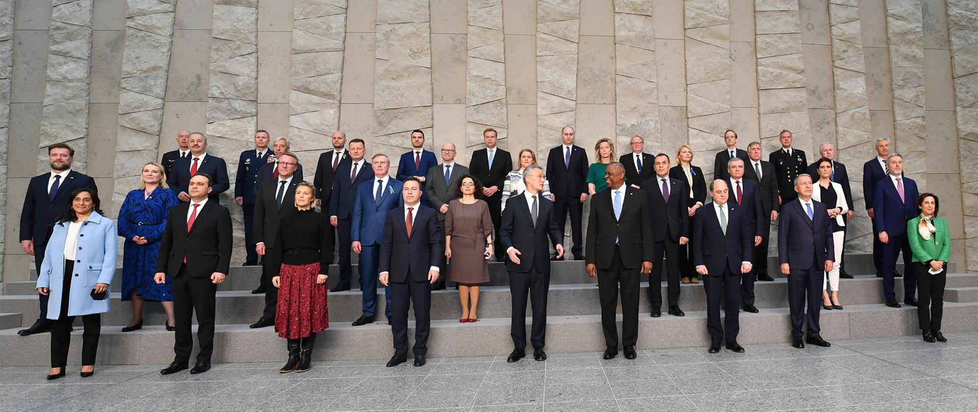 Uczestnicy Spotkania Ministrów Obrony NATO