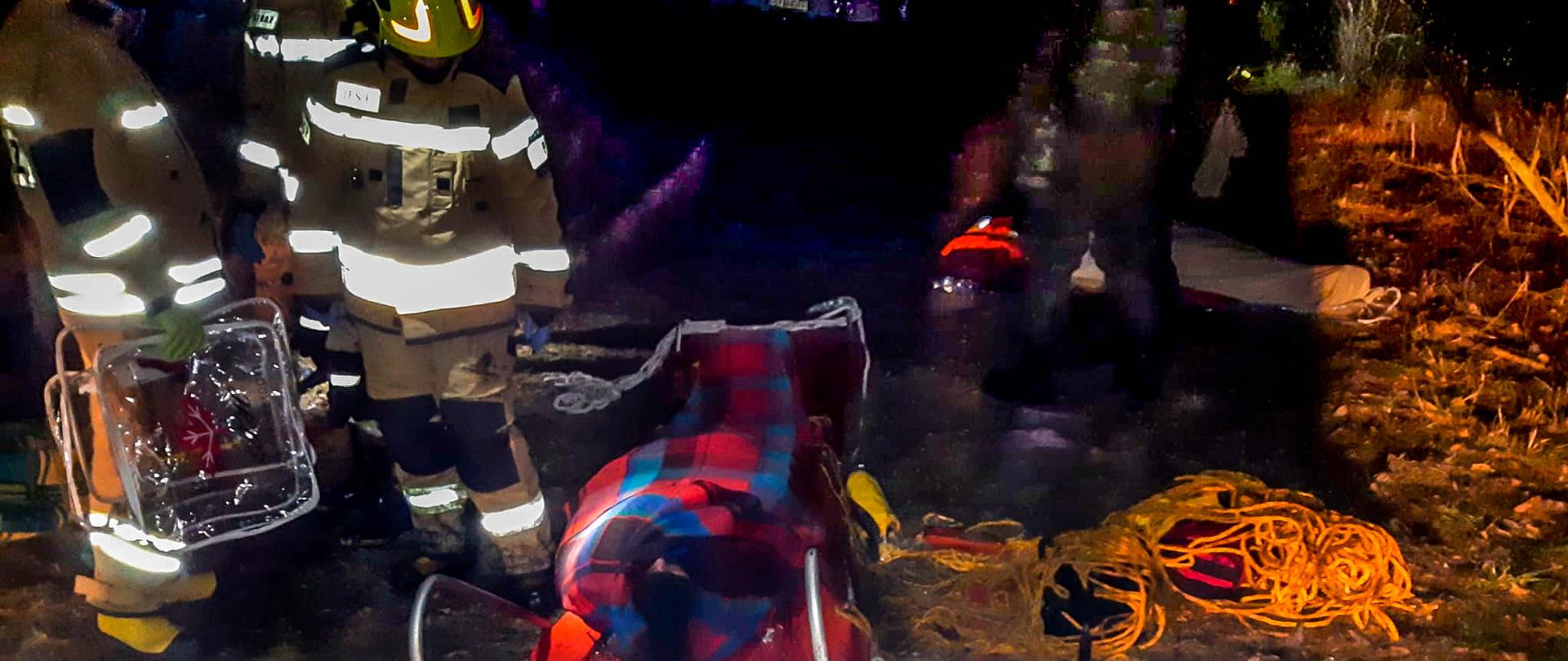 Strażacy udzielający pomoc poszkodowanemu