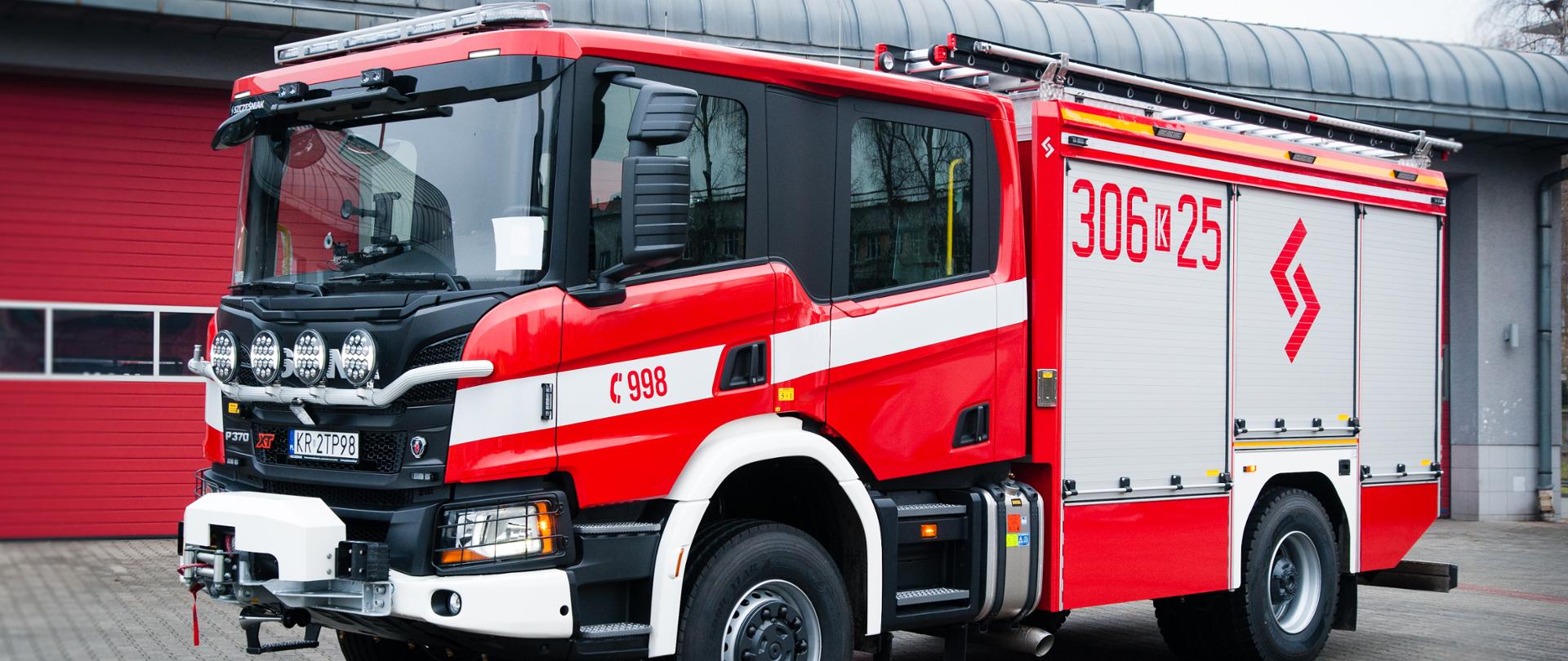 zdjęcie przedstawia nowy pojazd ratowniczy Scania przed garażem jrg nr 6.