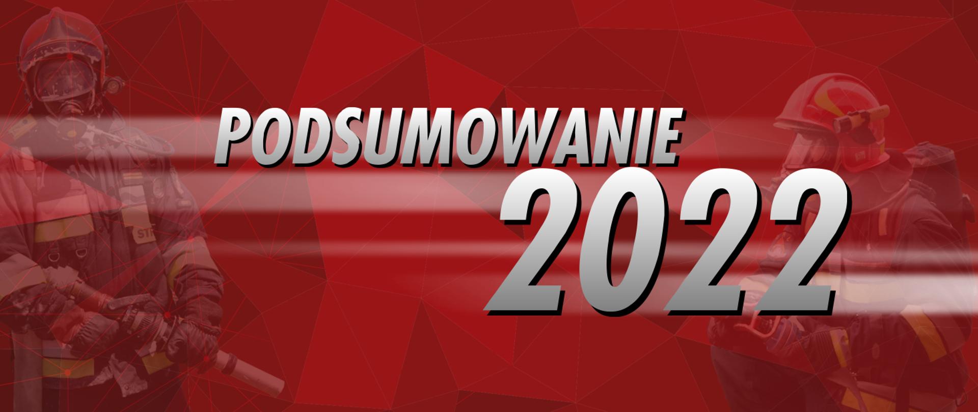 Infografika z napisem „podsumowanie 2022” W tle widać dwóch strażaków. Po lewej stronie grafiki strażak stoi, po prawej kuca. Obydwaj ubrani są w ubrania specjalne i aparaty ochrony dróg oddechowych. Strażacy w rękach trzymają prądownice.