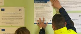 WIORiN w Lublinie akcja informacyjna Oddział w Chełmie. Dwóch inspektorów wiesza informacje na tablicy informacyjnej.