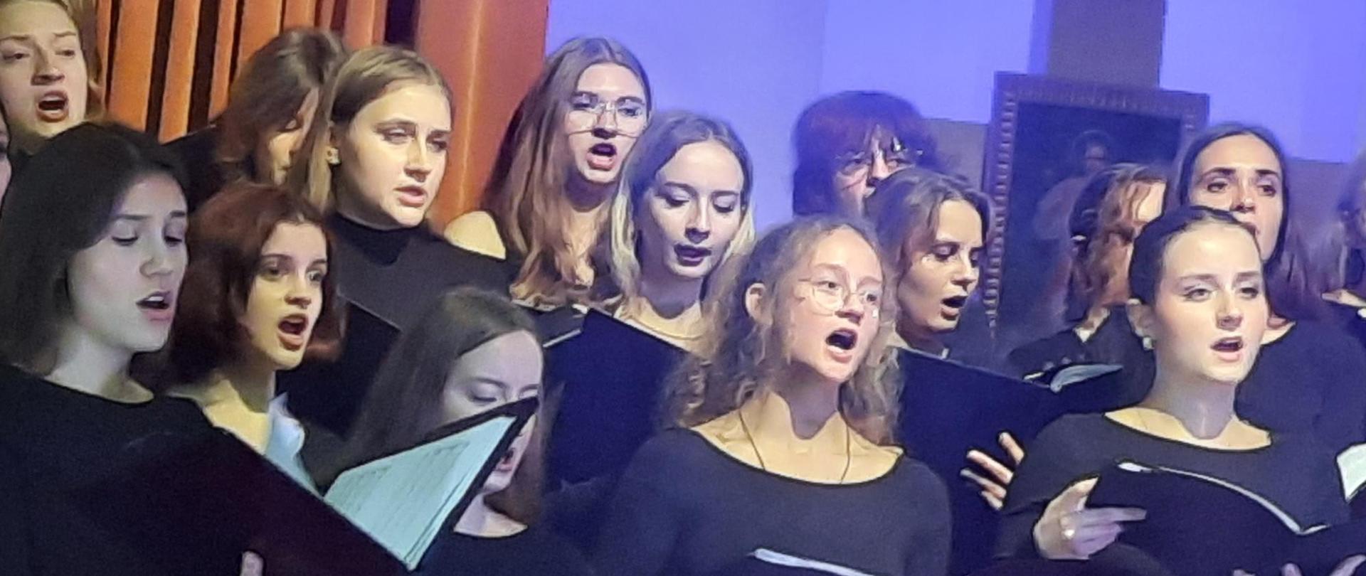 Chór uczennic szkoły