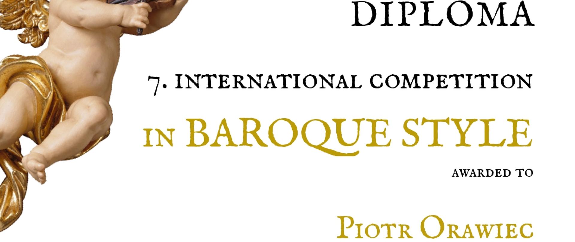 Grafika w kolorystyce białej i złotymi elementami. W tle figurka woskowa anioła ze skrzypcami. Dyplom w języku angielskim w tłumaczeniu na język polski o następującej treści: "Dyplom wyróżnienia w VII Międzynarodowym Konkursie "w BAROKOWYM STYLU" dla Piotra Orawiec z PSM I st. im. W. Lutosławskiego w Bolesławcu. Nauczyciel: pani Dorota Straburzyńska. Podpisani organizator i Jury. Fundacja Jana Romanowskiego, 16 marca 2024 roku."