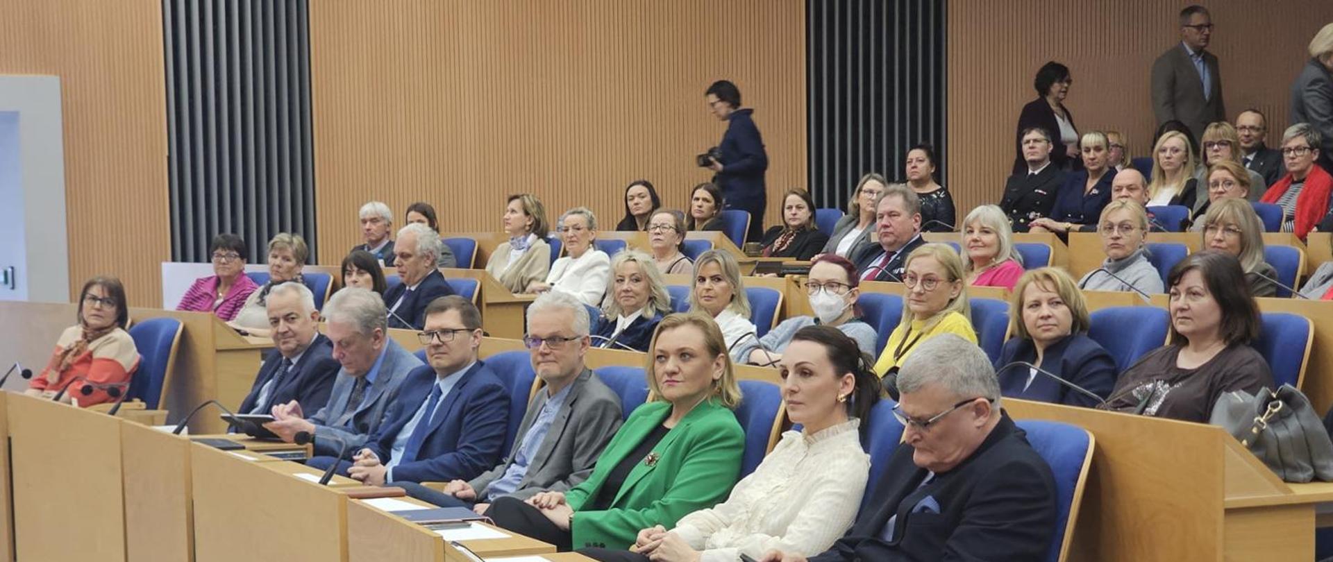 Osoby na sali konferencyjnej