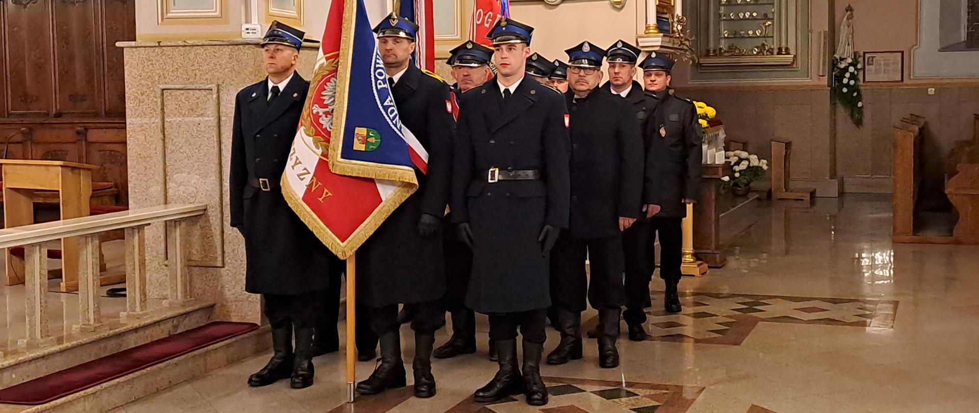 Na zdjęciu widać poczty sztandarowe