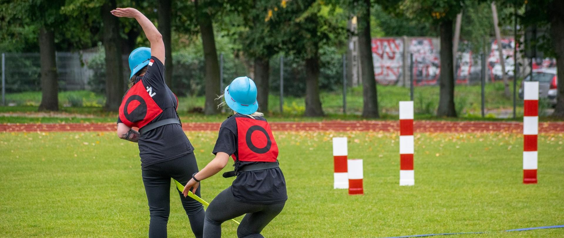 Na zdjęciu zawodniczki kobiecej drużyny OSP podczas konkurencji ćwiczenia bojowego.