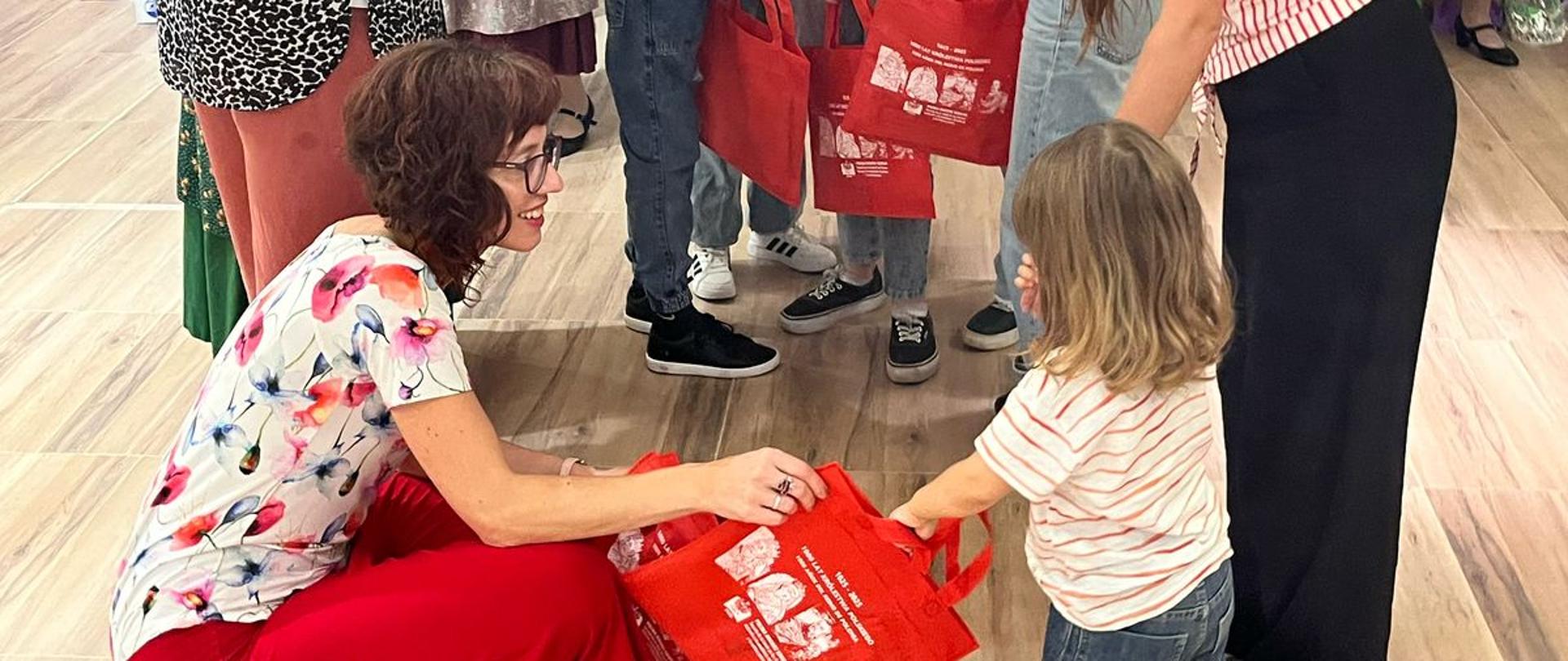 Mujer entrega los premios