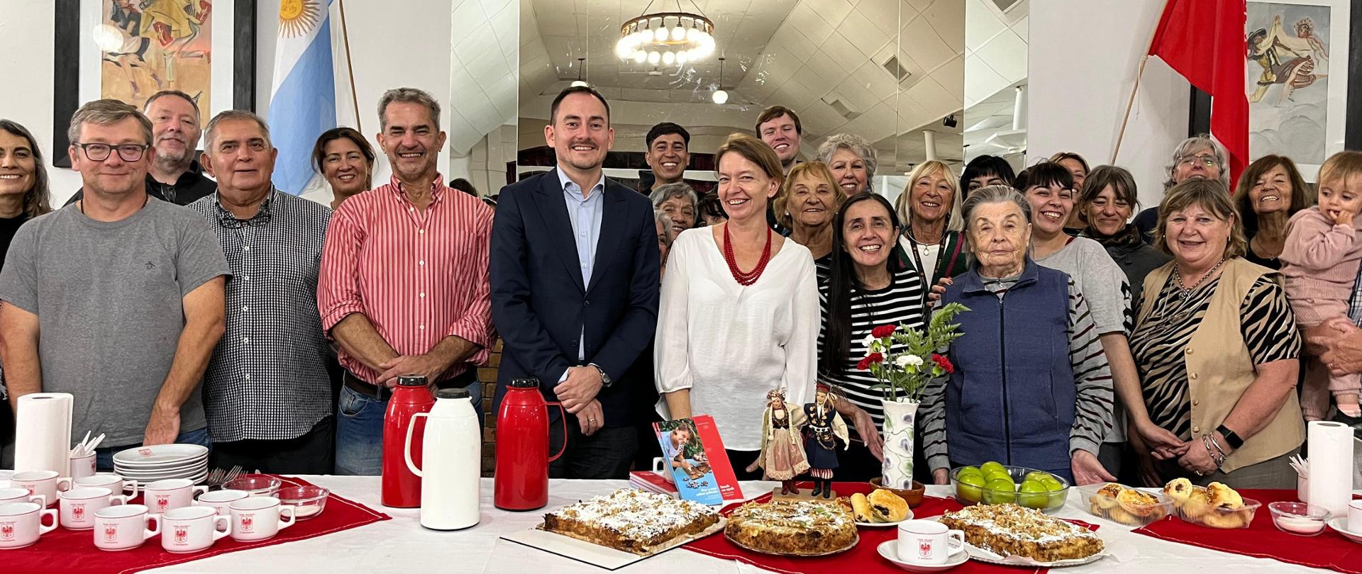 grupo de personas y la mesa