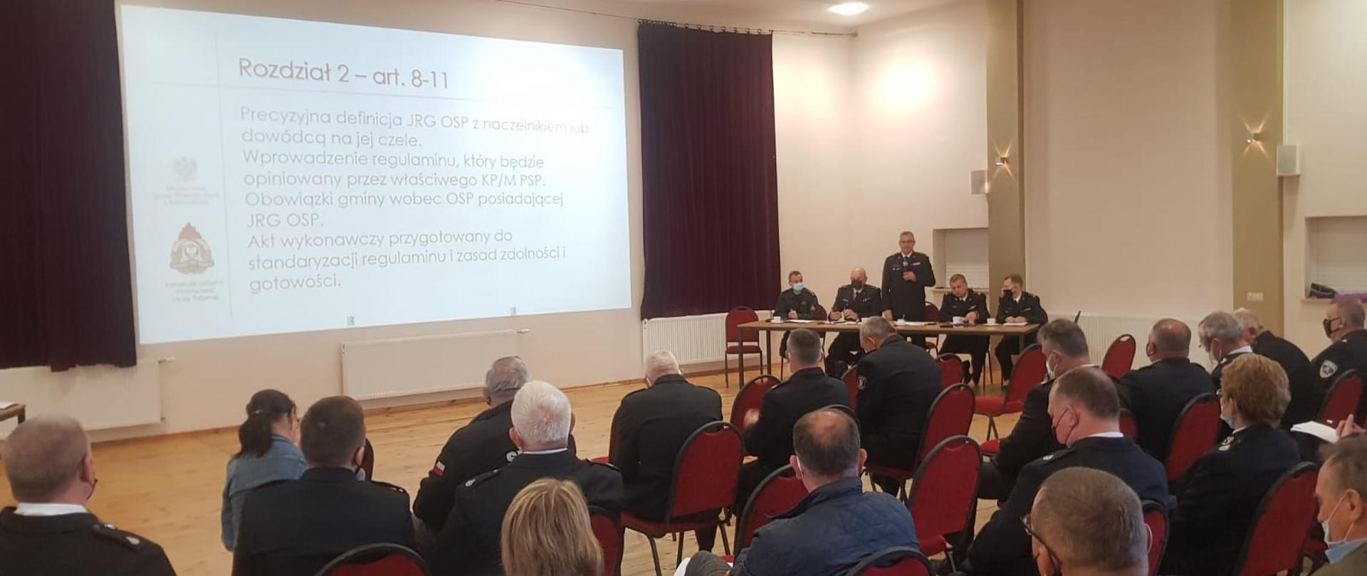 Na zdjęciu przedstawiciele Ochotniczych Straży Pożarnych z powiatu tucholskiego, sępoleńskiego i świeckiego podczas spotkania z Kujawsko-Pomorskim Komendantem Wojewódzkim Państwowej Straży Pożarnej w Toruniu w ramach konsultacji projektu ustawy o ochotniczej straży pożarnej.