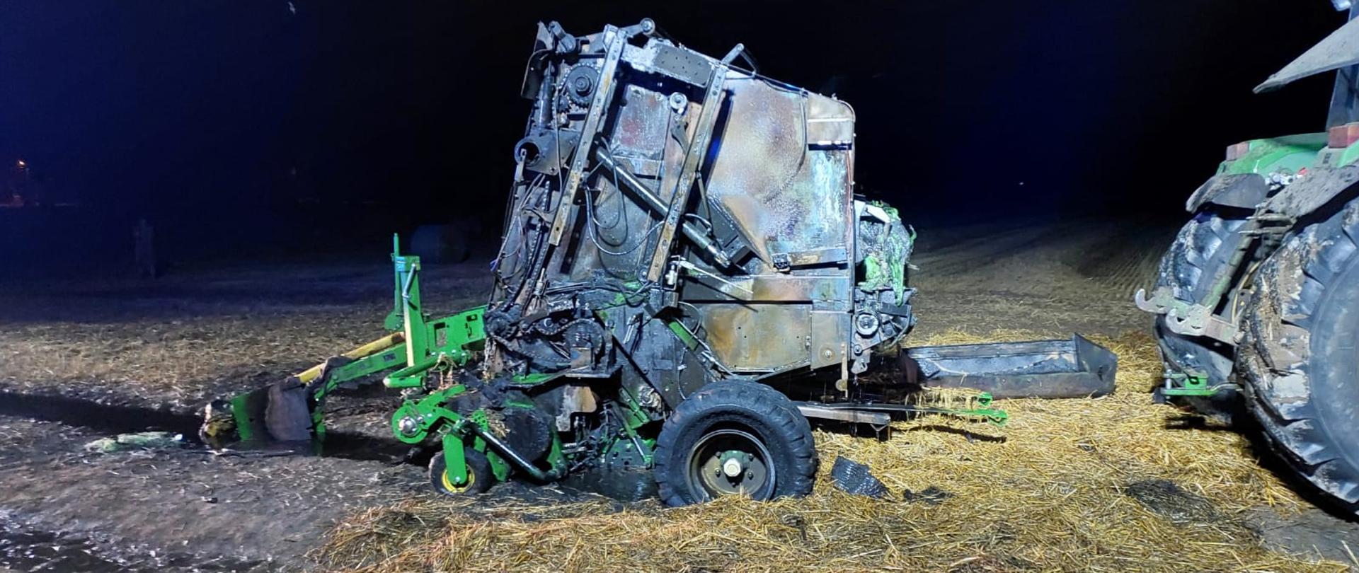 Zdjęcie przedstawia spaloną prasę rolniczą.