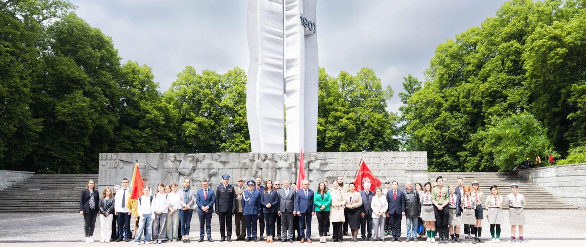 Uroczyste obchody 120. rocznicy wybuchu Rewolucji 1905 r. w Łodzi - zdjęcie zbiorowe
