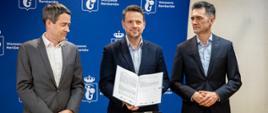 Prezes Zarządu PKP Polskich Linii Kolejowych SA Piotr Wyborski, wiceminister infrastruktury Piotr Malepszak oraz prezydent Warszawy Rafał Trzaskowski