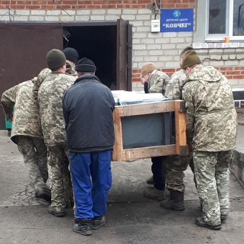 mężczyźni niosą ciężki ładunek 