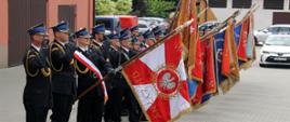 Zdjęcie przedstawia funkcjonariuszy i zaproszonych gości podczas obchodów z okazji Dnia Strażaka.