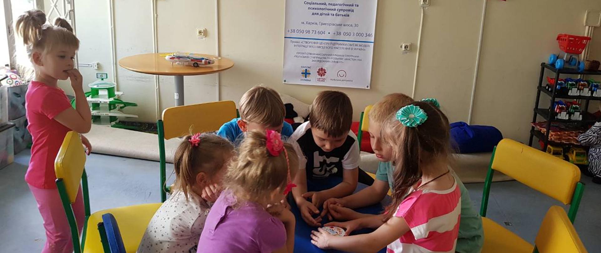 dzieci bawią się przy stole