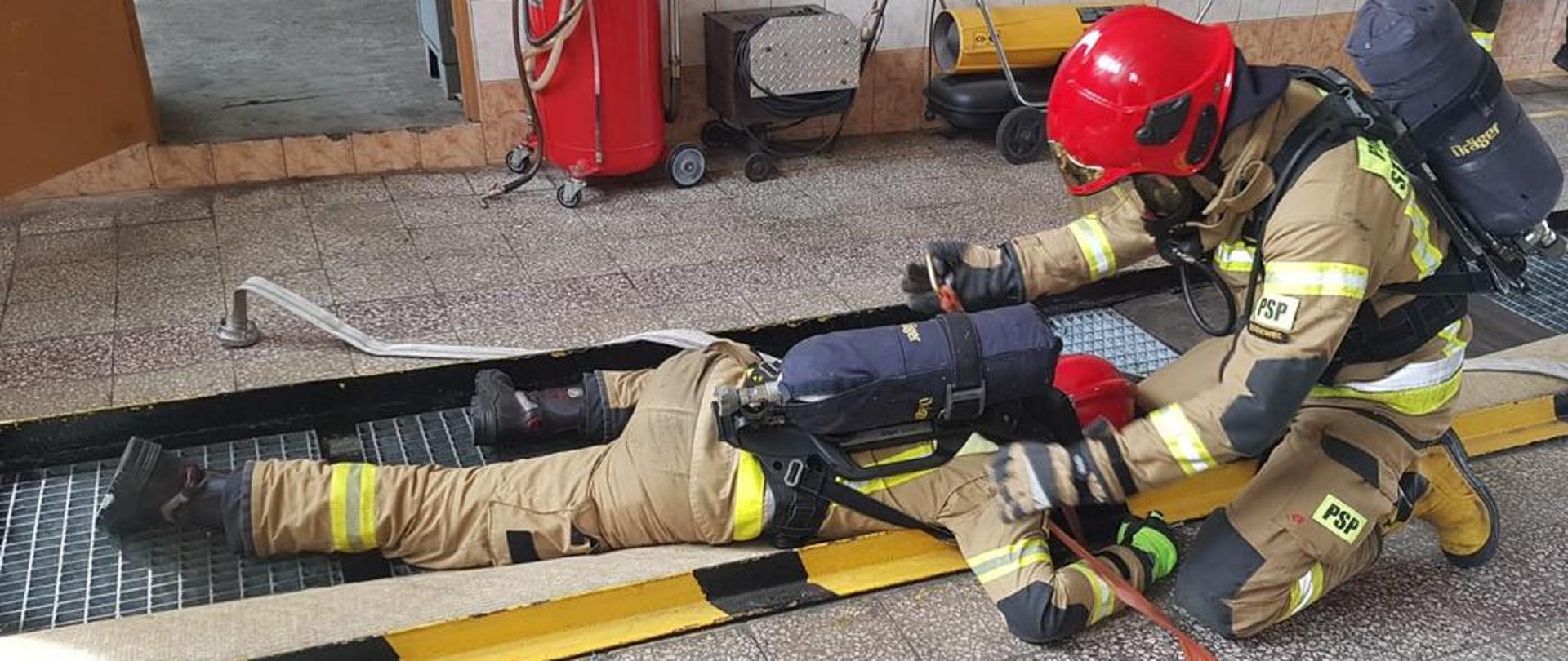 Na zdjęciu dwóch funkcjonariuszy w ubraniu specjalnym podczas ćwiczeń 