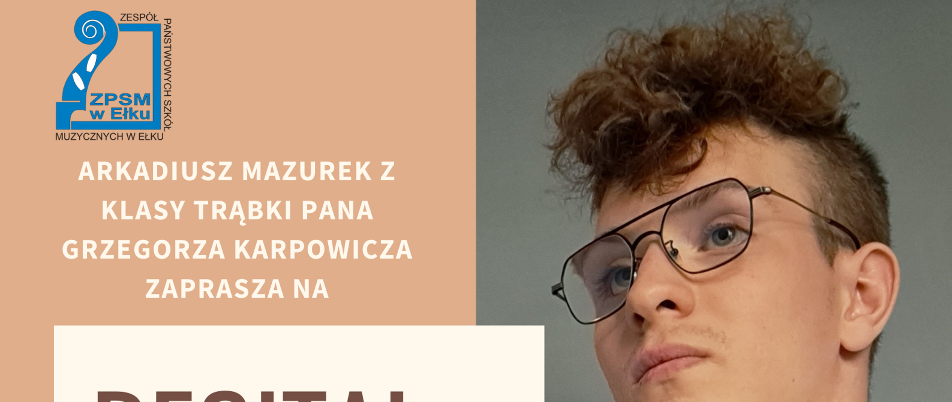 Plakat zdjęcie. Po prawej stronie młody chłopak z trabką w ręku. Z lewej strony u górze niebieskie logo szkoły. Dużymi białymi literami informacje o recitalu.