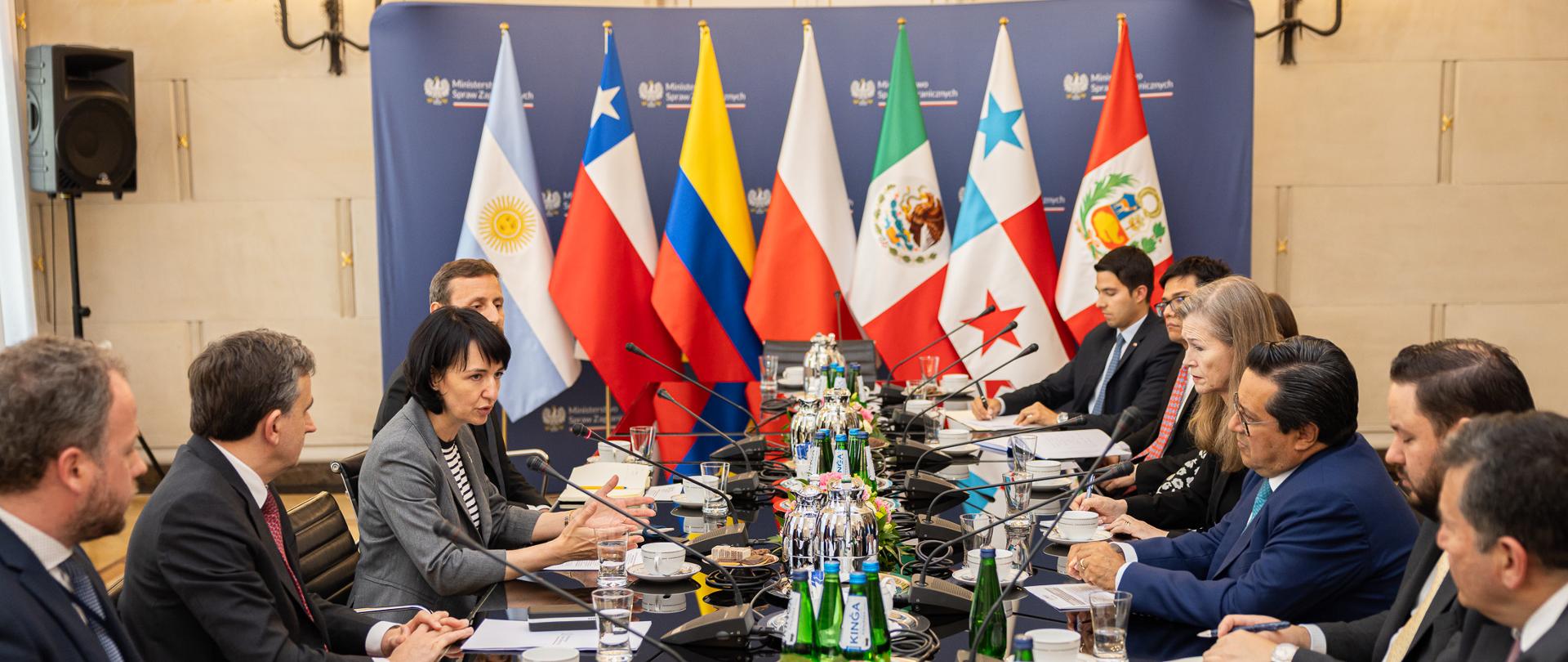 Reunión del subsecretario de Estado Henryka Mościcka Dendys con embajadores y cónsules de países latinoamericanos