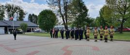 Pododdziały pożarnicze oraz poczet sztandarowy stojące na placu KP PSP w Grajewie
