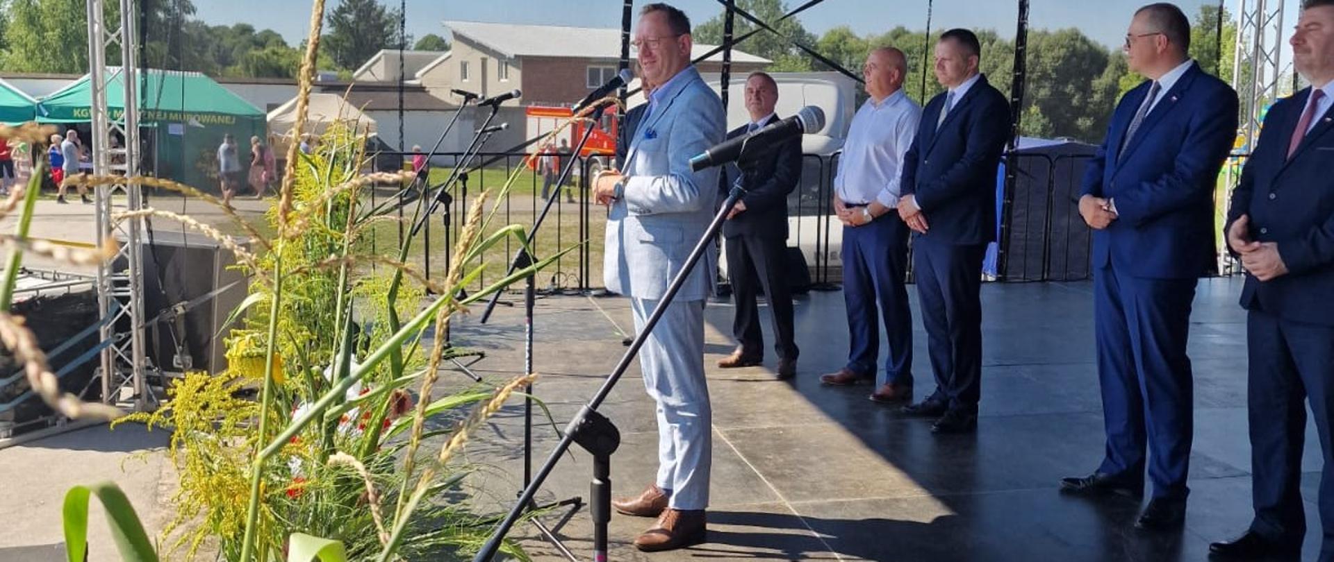 Minister Robert Telus z uczestnikami uroczystości w Żarnowie (fot. MRiRW)