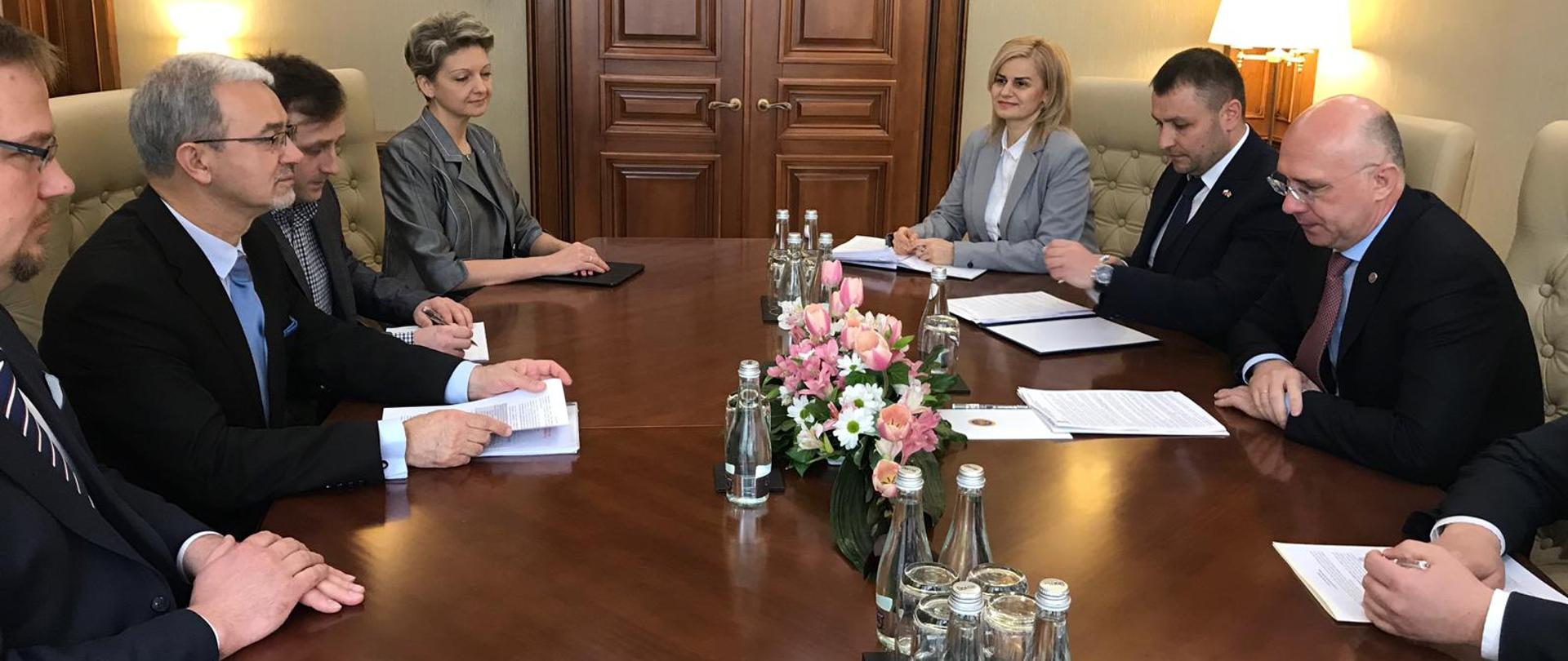 Minister Jerzy Kwieciński i premier Republiki Mołdawii Pavel Filip podczas rozmów bilateralnych.