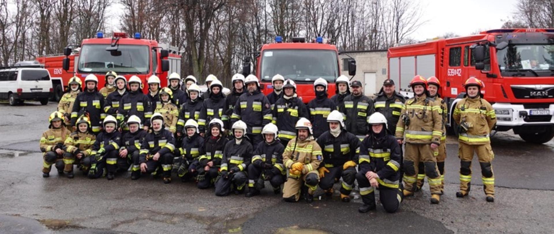 Zdjęcie grupowe uczestników egzaminu praktycznego dla strażaków OSP