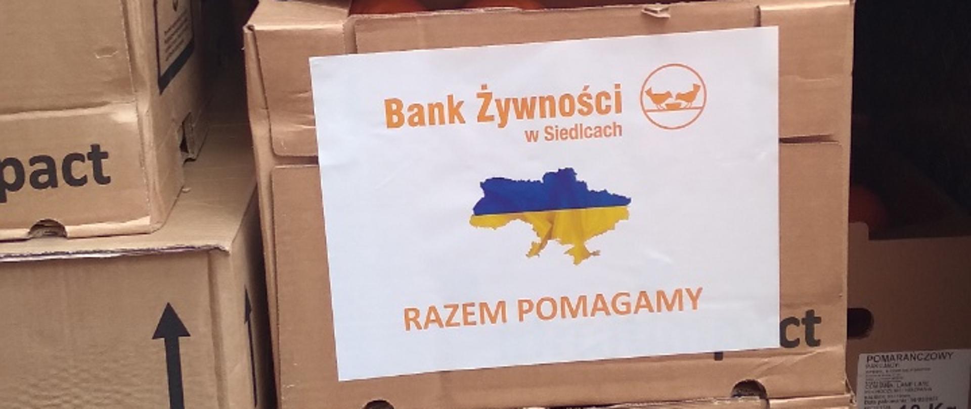 Kartony z darami dla uchodźców z Ukrainy z filii Banku Żywności w Żaboklikach