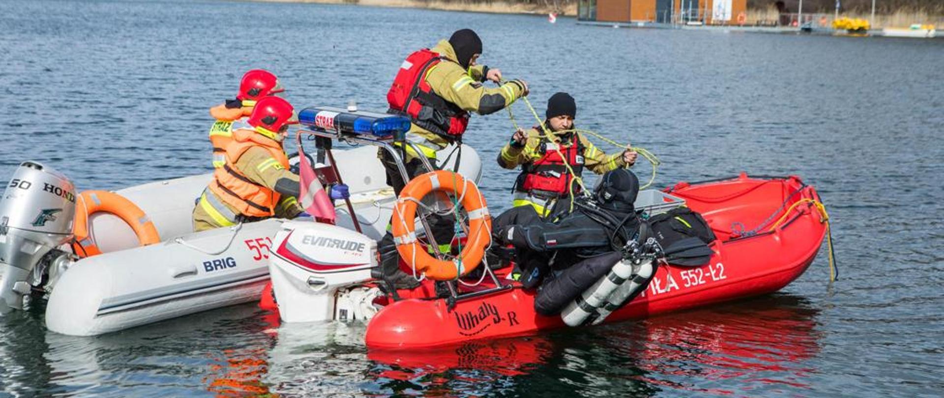 Na zdjęciu widać strażaków na łódkach podczas ćwiczeń.