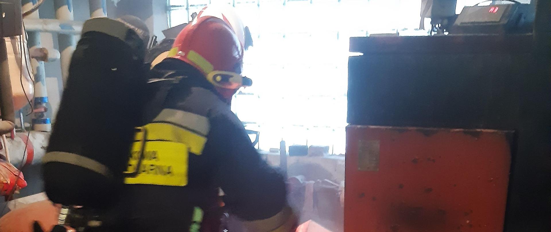 zadymienie w kotłowni Mrzeżyno - strażacy w ODO wygaszaja w piecu