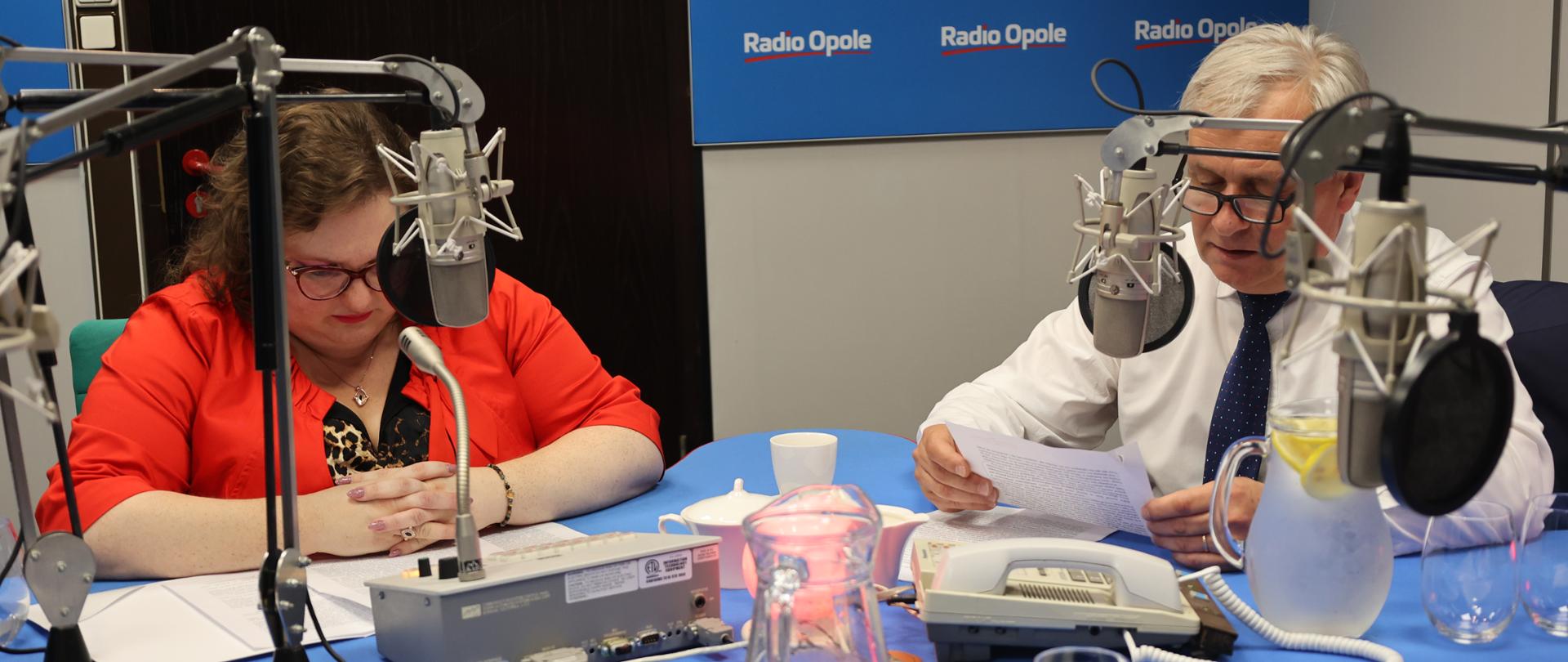 Wojewoda Opolski Sławomir Kłosowski oraz Dyrektor Generalna Opolskiego Urzędu Wojewódzkiego mec. Barbara Zwierzewicz czytają "Nad Niemnem" w studio nagraniowym Radio Opole.