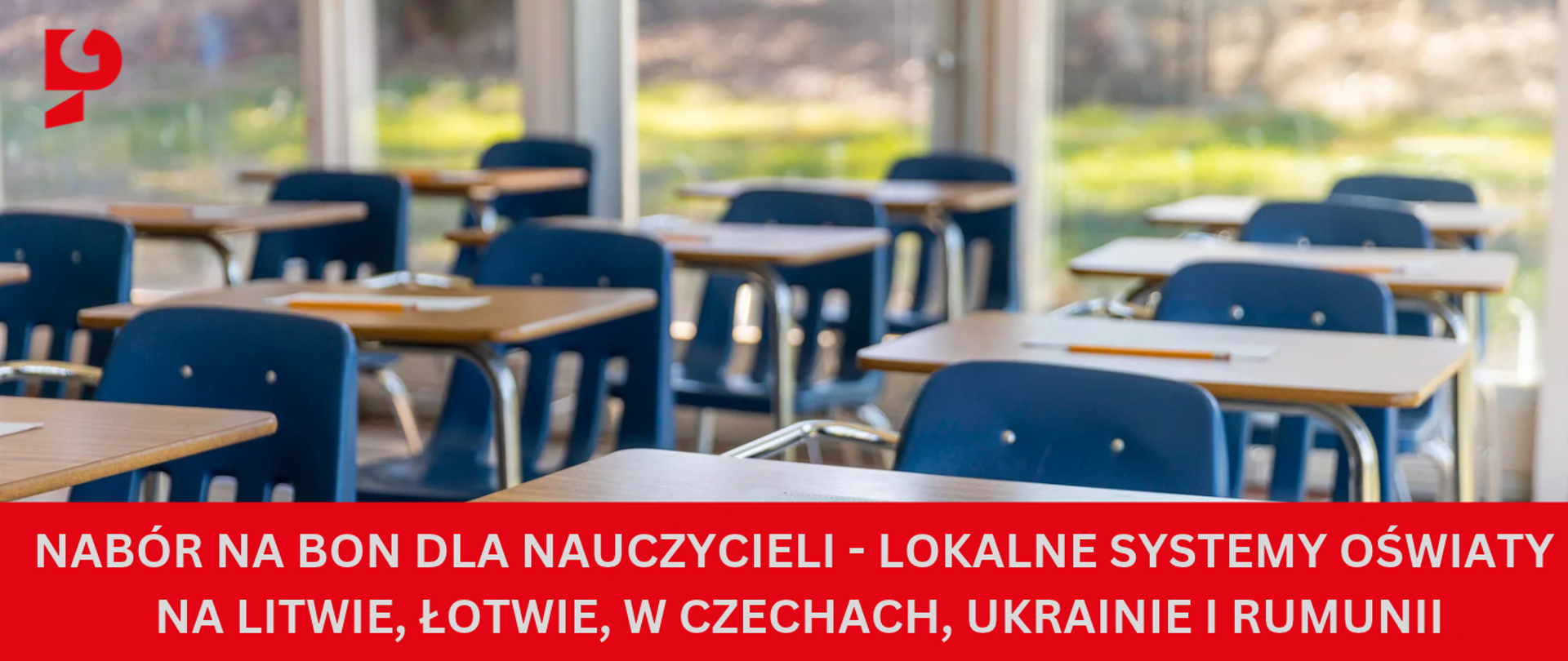 Sala lekcyjna z ławkami i krzesłami