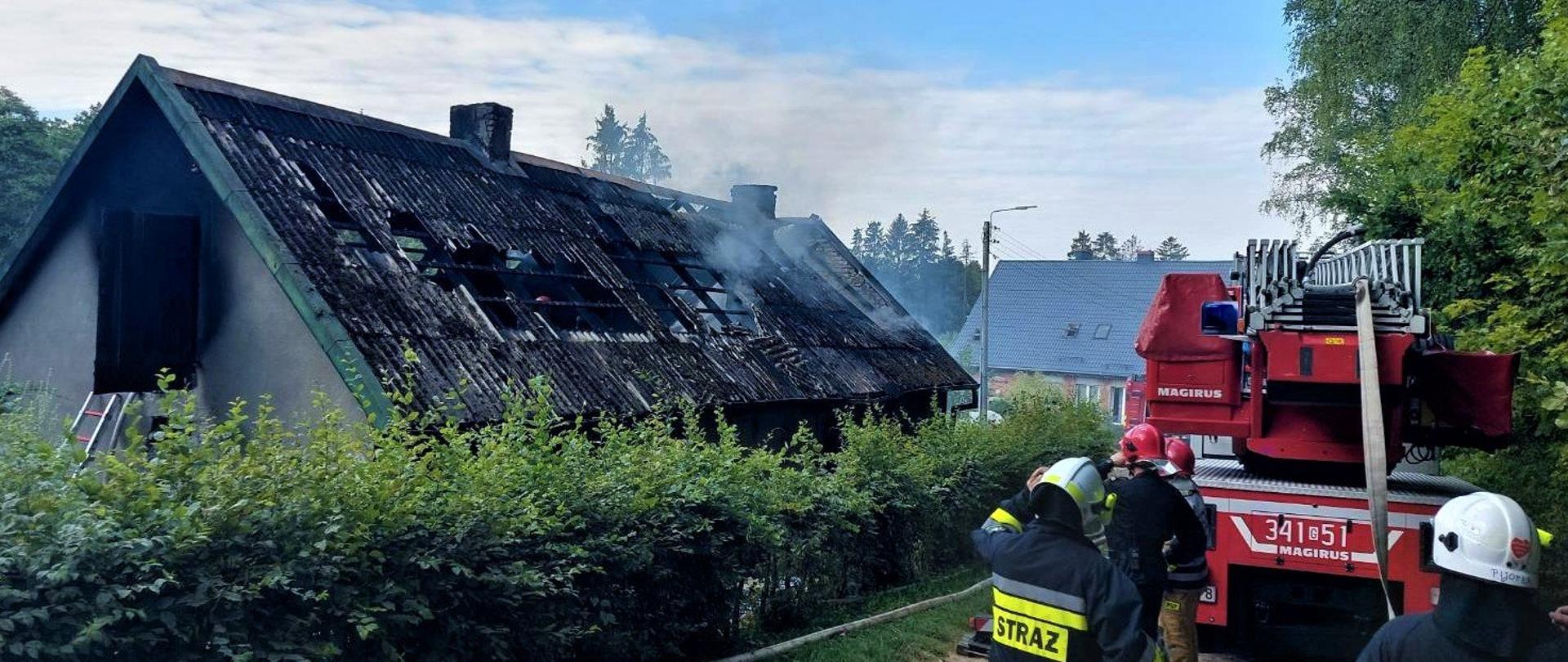Zdjęcie przedstawia spalony działania przy pożarze domu.