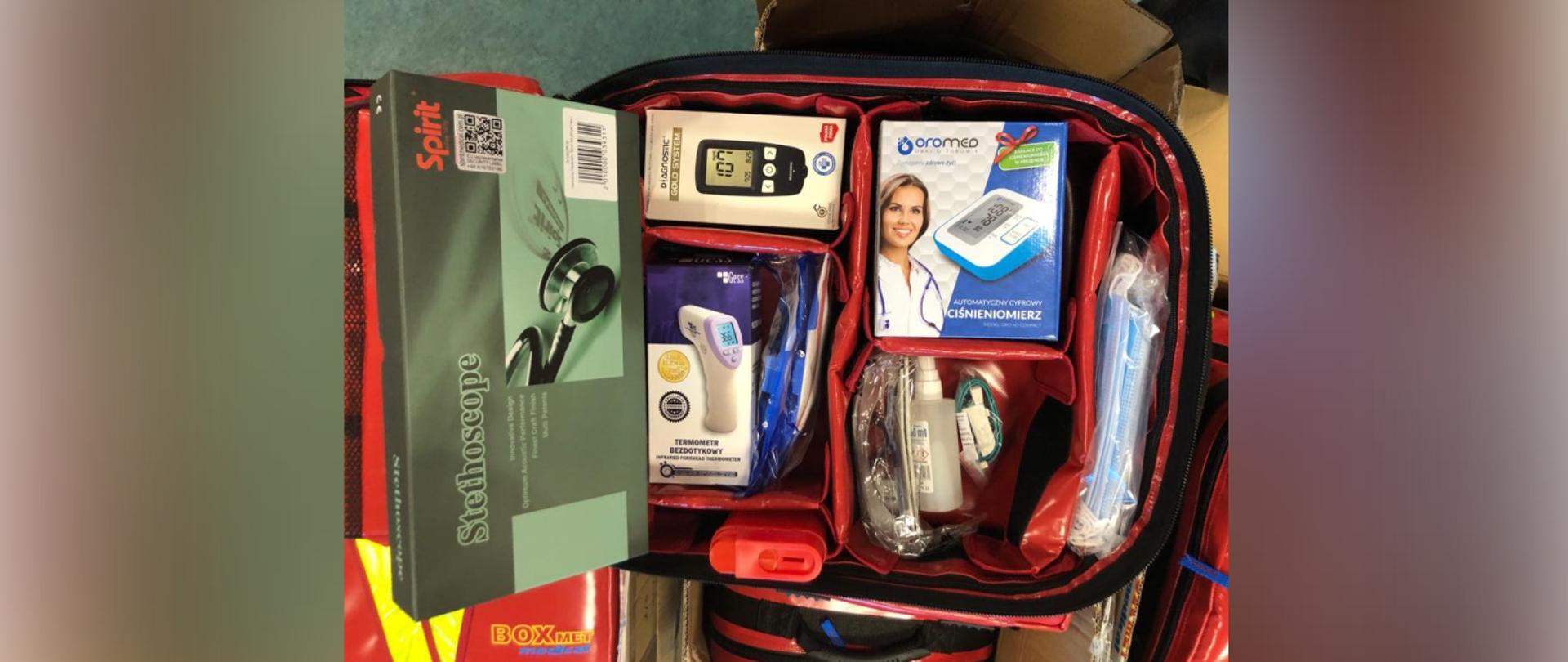 Na zdjęciu widać plecak medyczny wraz z wyposażeniem.