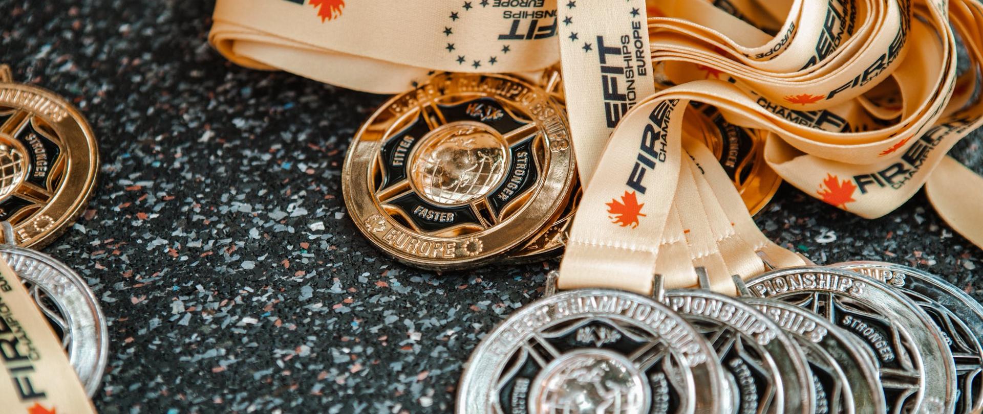 Medale wręczane zawodnikom za miejsca na podium w zawodach.