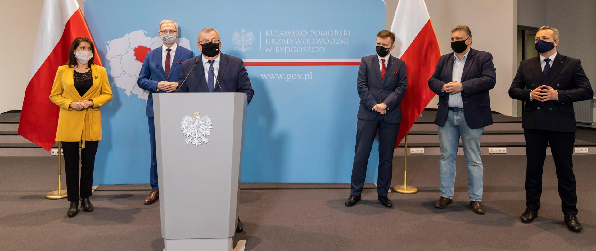 Konferencja prasowa dotycząca najważniejszych wyzwań infrastrukturalnych w województwie kujawsko-pomorskim. Przy mikrofonie minister Andrzej Adamczyk