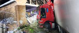 Zderzenie samochodu osobowego z ciężarowym w miejscowości Zaleszany