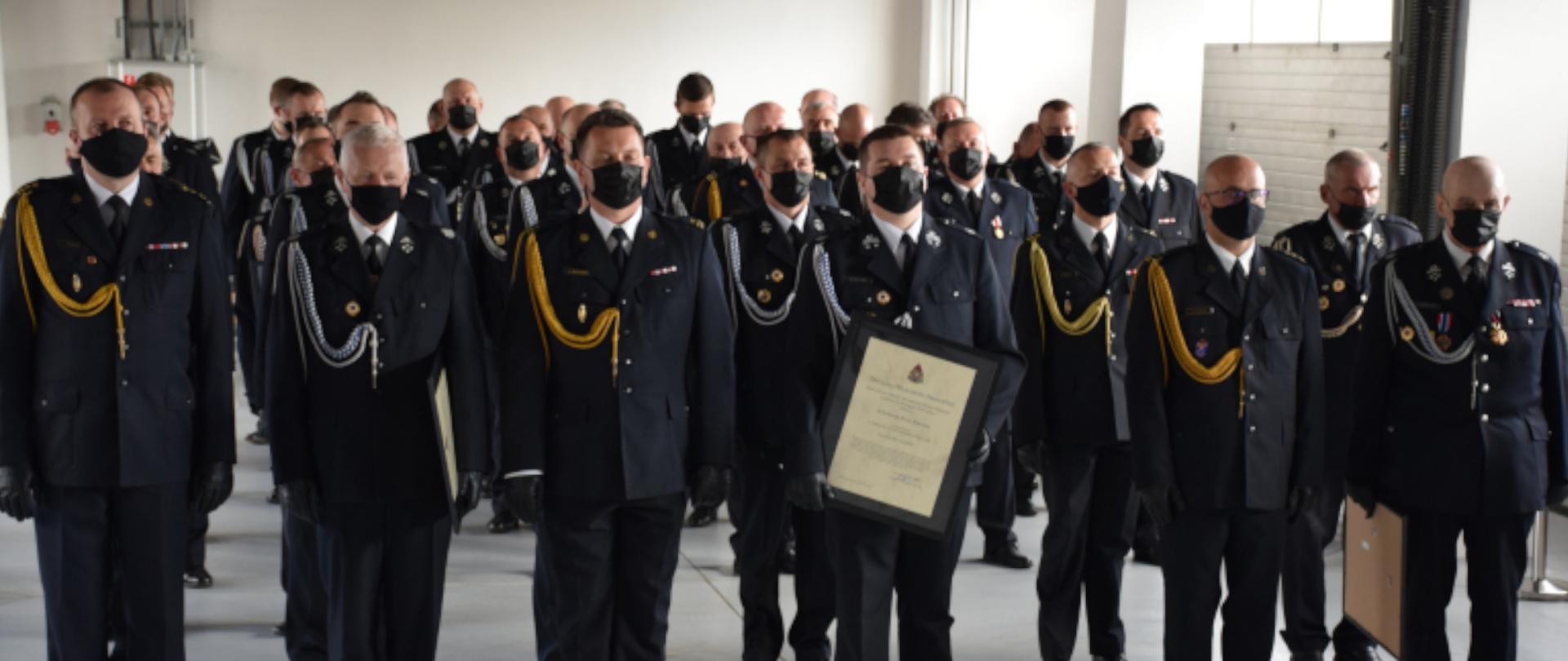Prezesi OSP z terenu woj. śląskiego ubrani w mundury galowe, stojący w szeregu 
