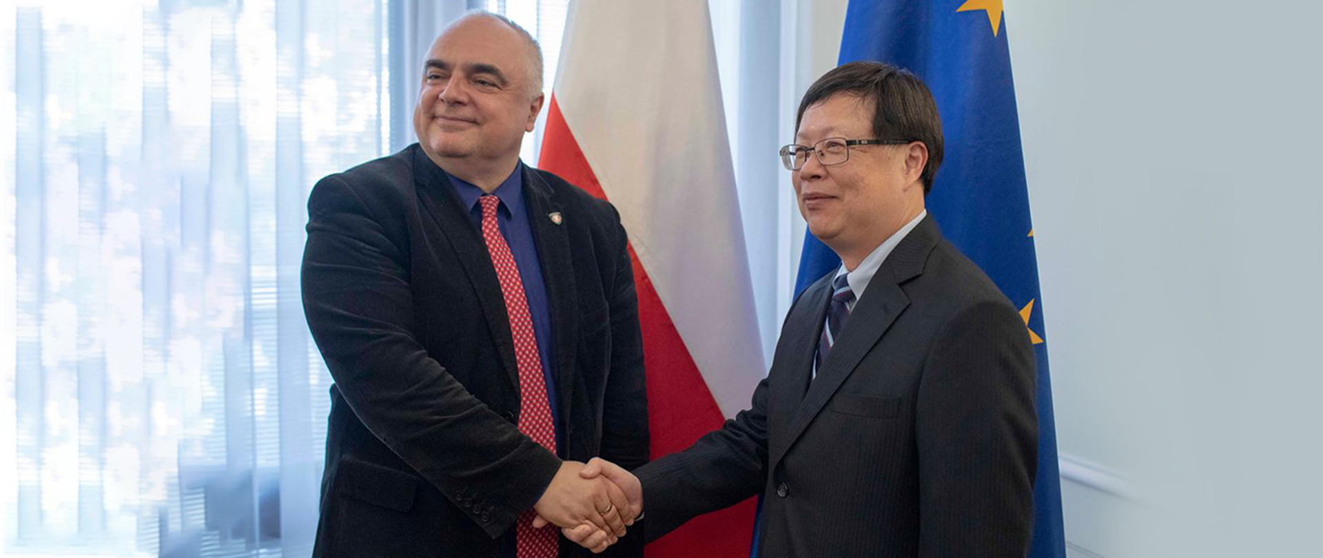 Zastępca Szefa KAS Tomasz Słaboszowski oraz przedstawiciel tajwańskiej administracji celnej, wiceminister finansów WU, TZU-HSIN podają sobie ręce