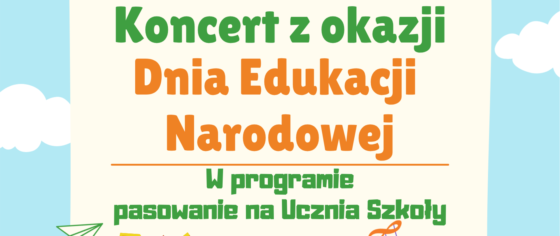 Grafika w bajkowych kolorach - na błękitnym tle, u dołu znajduje się okrągła, zielona planeta - Ziemia, na której są dzieci grające na różnych instrumentach muzycznych, a w centralnej części - otwarty zeszyt z przyborami szkolnymi tj. gumką, ołówkiem i piórem. Na Ziemi znajduje się także rysunkowe przedstawienie budynku szkoły i autobusu szkolnego. Na środku grafiki (nad Ziemią) znajduje się kremowa kartka, na której znajdują się napisy: "13 października 2025 r., godz. 16.30, aula PSM. Koncert z okazji Dnia Edukacji Narodowej. W programie pasowanie na Ucznia Szkoły." Nad kartką znajdują się białe chmury, a w prawym górnym rogu rysunku - słońce, na którego tarczy znajduje się logo szkoły.