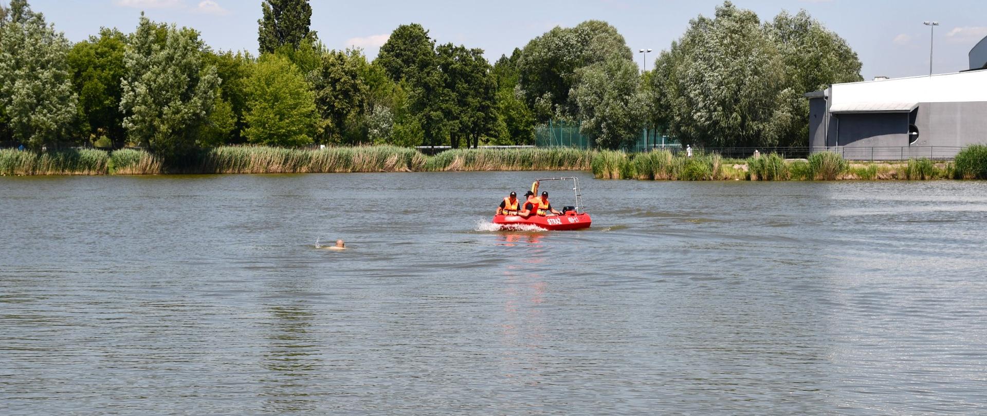 widoczni uczestnicy pokazów