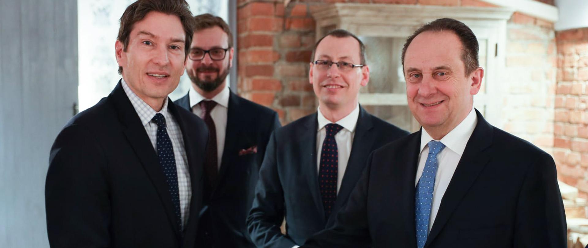 uścisk dłoni min. Guta-Mostowego i Philipa Lovasa