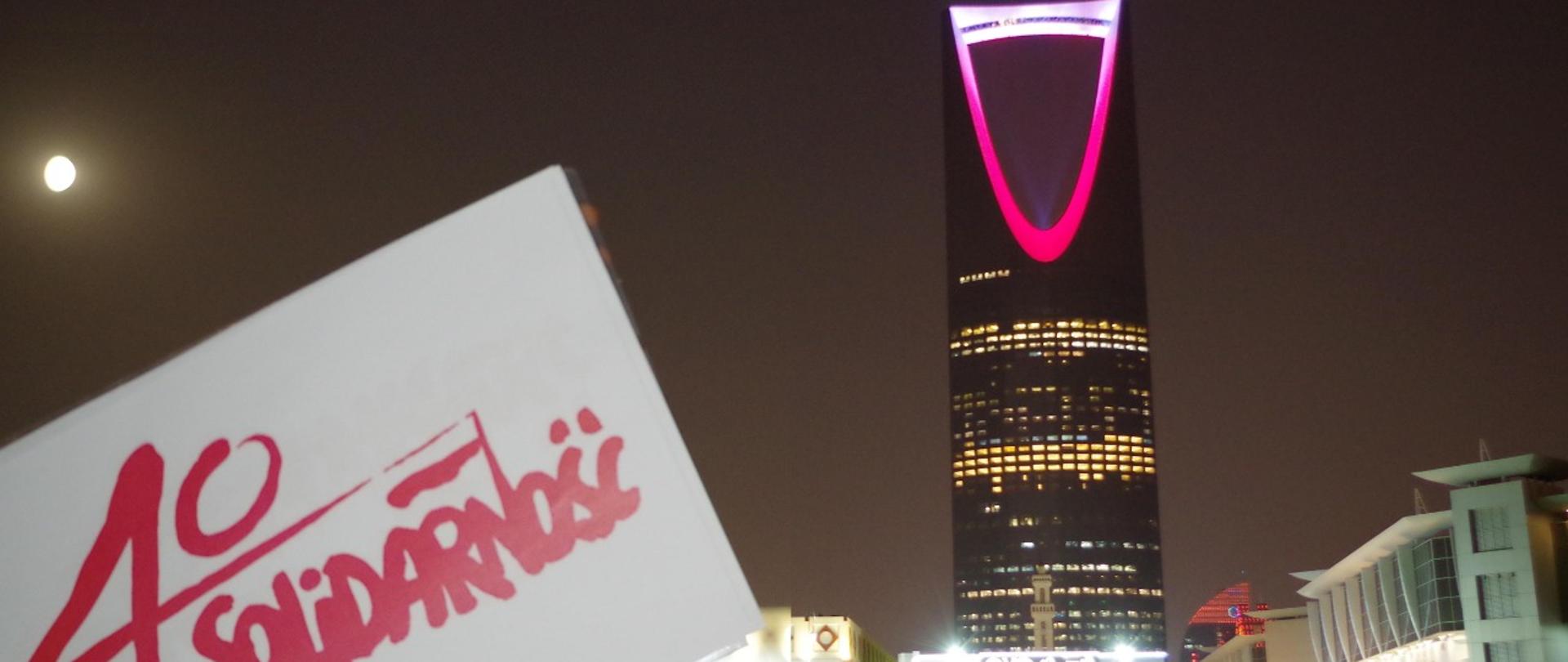 Iluminacja Kingdom Tower w Rijadzie w barwach biało-czerwonych w Dniu Solidarności i Wolności z okazji 40. lecia Solidarności